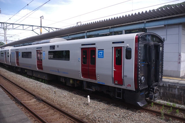 821系通勤車両の前面外周を囲むLEDライトはなんと117個。ファンの間ではその明るさから＂イカ釣り漁船＂と呼ばれることも