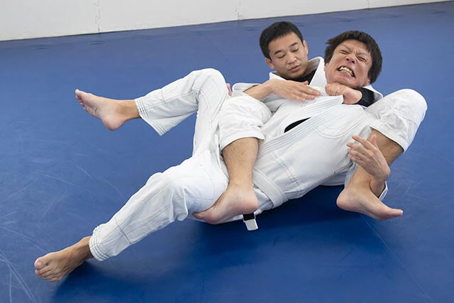 もちろん練習では限界を感じる前にタップするので、危険性は伴わない