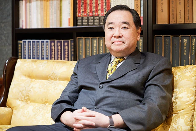 徳川宗家19代当主・徳川家広氏。1965年生まれ。公益財団法人徳川記念財団理事長。翻訳家、作家。2023年1月1日より家督を継ぎ、徳川宗家第19代当主に。これを記念して和菓子「楓果」が「にしき堂」より発売される