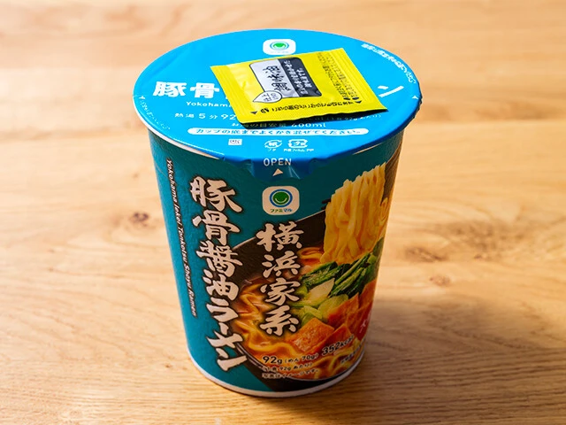 横浜家系豚骨醤油ラーメン(ファミリーマート) 184円 独特食感の極太縮れ麺は、家系らしくはないが、しょっぱすぎない豚骨醤油スープとのバランスが絶妙。200円以下で買えるのもうれしい