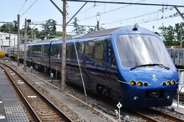 横浜（神奈川）と伊豆急下田（静岡）を3時間20分で結ぶ「ザ・ロイヤルエクスプレス」はコース料理とフリードリンク付きプランで3万9000円～