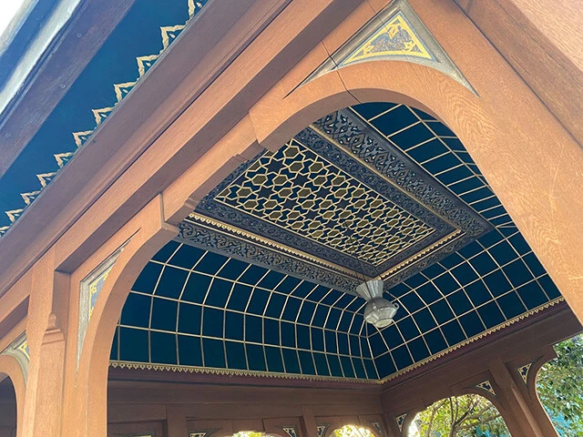 モスクへ向かう階段の天井のイスラムのアートも必見