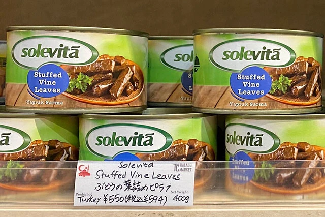 「ドルマ」というぶどうの葉でピラフを巻いた料理の缶詰。