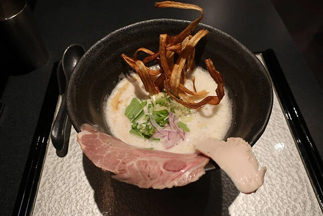 おしゃれな見た目に鶏のコクと旨味が際立つ「鶏soba座銀 神楽坂店」の「鶏soba並」