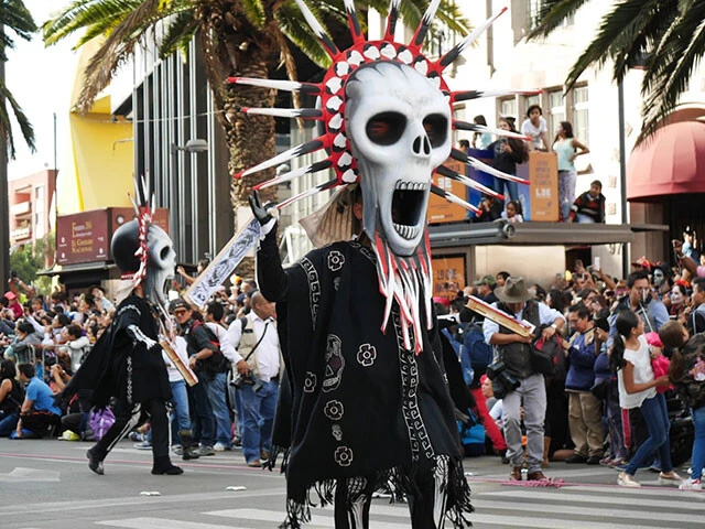 映画007のオープニングに使われた山車や小道具（2016年パレードの様子、以下同）