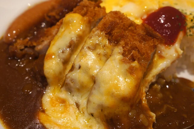 とろーりチーズロースかつオムレツカレー