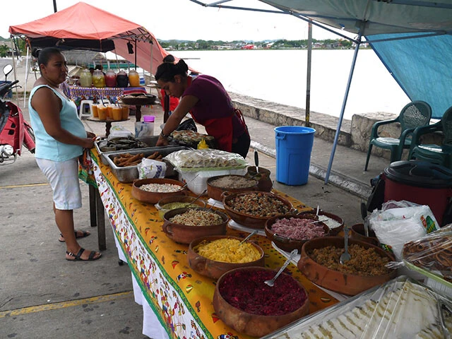 地元民で賑わう屋台