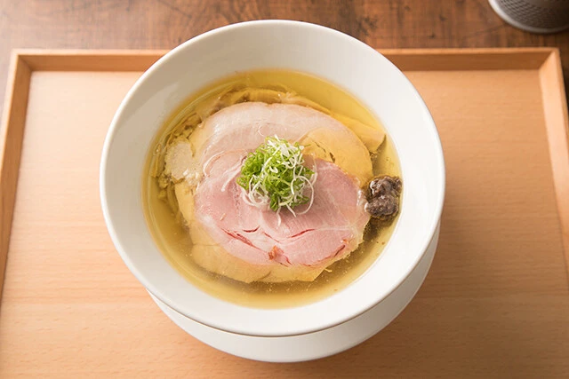 黒須で１番人気の「塩蕎麦」は、岩塩や海塩など７種類の塩を絶妙なバランスで配合した一杯。トリュフとカキのペーストを混ぜていくことで味の変化も楽しめる