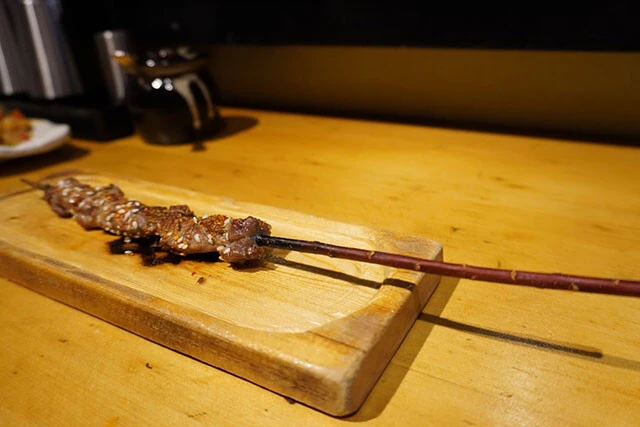 タマリスク（紅柳）に刺さったラムのショルダー肉がお通し