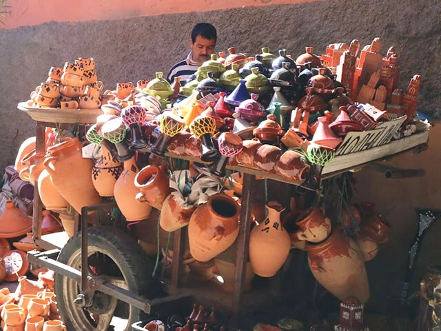 取手のついた縦長のテラコッタの壺がタンジーヤ