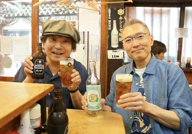 キンミヤ焼酎とホッピーを注文。梅津さんは黒と白を頼み、ハーフアンドハーフを作ってくれた