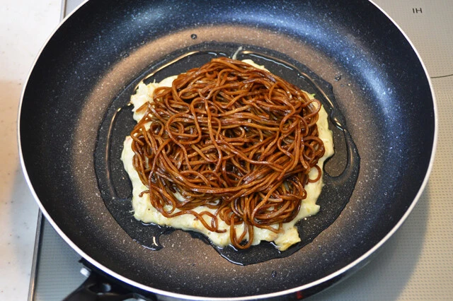 (3)焼く! フライパンに油を引いて熱し、(2)を半量薄く広げて中火で焼く。火が通ったら(1)をのせ、さらに(2)の残りをのせてひっくり返し、裏面も同様に火が通るまでしっかり焼こう