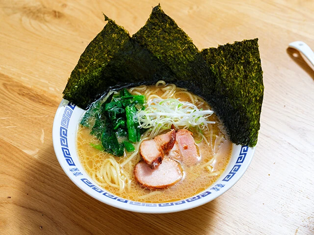 「行列のできる...」はオールドスタイルな家系で完成度高め。サラサラなのにパンチの利いたスープがウマい!