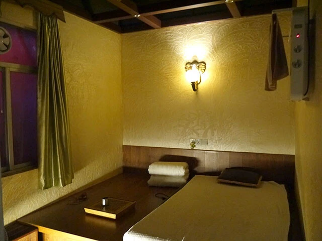マッサージ屋の上階にシンプルな宿泊部屋