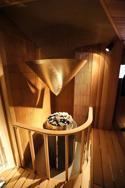 日本初「サウンドサウナ」の室内。ストーブの上部には、特殊な形状の放熱板。これにより蒸気と熱が行き渡る仕組みに