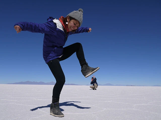 例えばウユニ塩湖で撮ったベタなトリックアートとか?