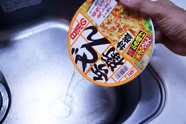 (2)お湯! カップに熱湯を注いで5分待ったら、カップ焼きそばの要領で湯切りする。そして再び熱湯を通常の半分~3分の2程度注ぎ、粉末スープを半分ほど入れてしっかり溶かそう