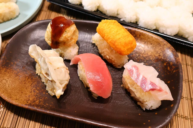 （５）のせる！　心ゆくまでペロペロしたらあとは食べるだけ。プレーンで食べてもいいがネタをのせて