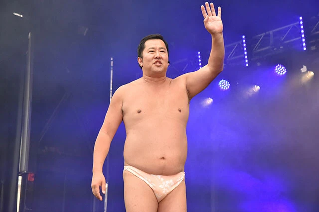 【アイム・ウェアリング・ パンツ】お笑い芸人のとにかく明るい安村氏が英国のオーディション番組で「安心してください、穿いてますよ。」のネタを英語でやったときのセリフ