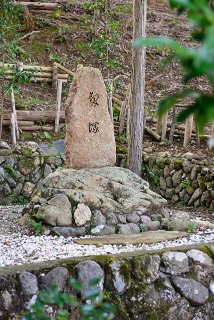 神社の境内には、献納された髪を納祭した髪塚もある