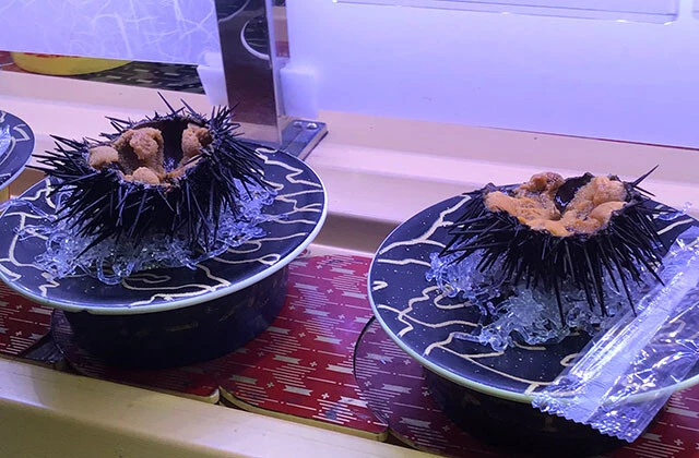 回し寿司 活 活美登利（東京）東京発祥の行列ができる回転寿司チェーン代表といえばここ。レーン限定商品としていきなり殻付きウニが流れてきたりしてびっくりする