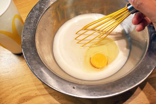 (1)混ぜる! マックシェイクをボウルに移し、卵を1個割り入れて泡立て器でよくかき混ぜる。マックシェイクが混ぜにくい場合は溶かしてからでも問題ない。卵は2~3個に増量してもOK