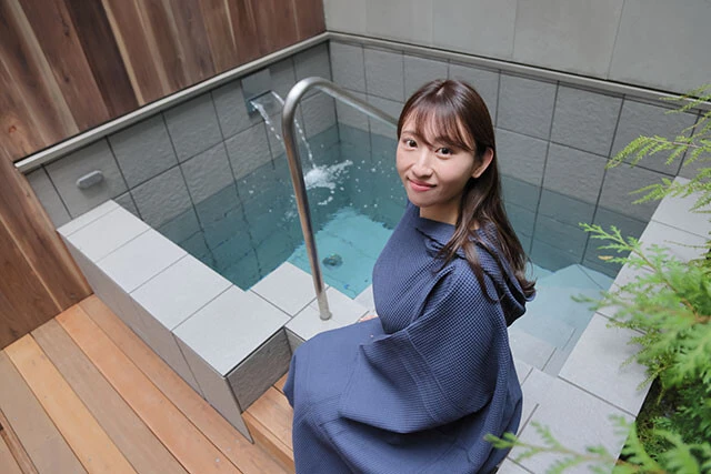 3階の外気浴エリアに設置された水深160㎝の水風呂。全身どっぷり漬かることで、確かなととのいを約束してくれる