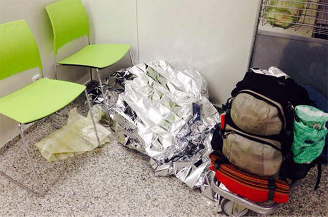 ブラジルでの空港泊ってこんな感じ！　私は銀紙の中で寝ているよ！