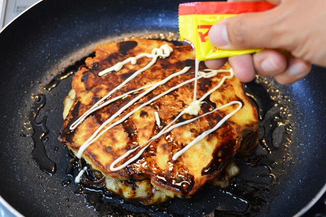 (4)仕上げ! 両面焼けたら一平ちゃんのソースとからしマヨネーズをかけ、さらにU.F.O.と一平ちゃんのふりかけを両方とも振りかけたら完成。令和5年の年越しはジャンクに決めようぜ!