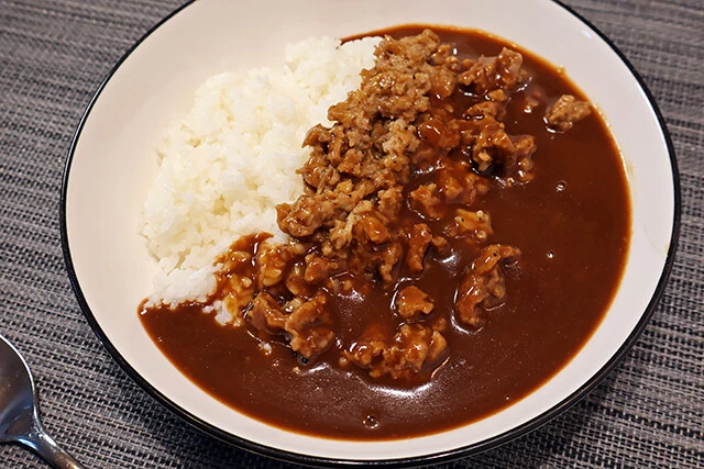 スパイシーハンバーグで肉々キーマ 冷凍の「黒胡椒ソースハンバーグ」を温めたら潰し、「野菜と果物が溶け込んだカレー」と一緒にライスにかける。野菜カレーに肉がたっぷり加わることでうまみ爆発の完全体に!