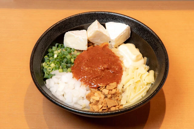 カマンベールチーズはクセが少ないため、タレやニンニクなどにも調和。むしろ辛さがマイルドになるため、辛いものが苦手な人にはピッタリ