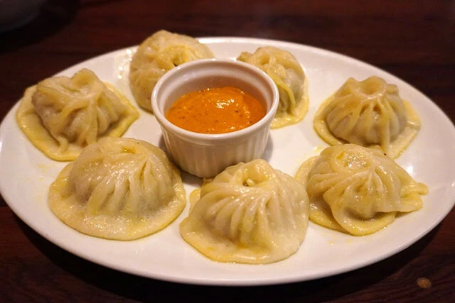 丸い形状や小籠包型のモモはネワール式