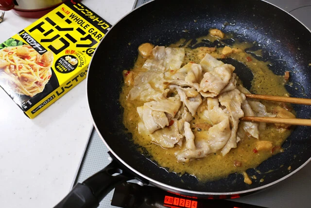 (1)炒める! フライパンを熱して薄く油を引いたら、豚バラ肉を軽く炒める。火が通ったらエスビー食品「ニンニクのトリコ ペペロンチーノ」を1パック全量入れ、肉にしっかりと絡める