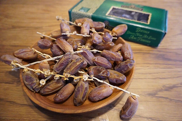 チュニジア産の枝付きデーツ！　こんなに入って500円程度とお得！