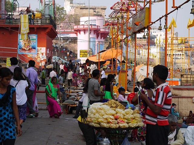 プージャ（礼拝儀式）が始まる前から辺りが賑わい始める