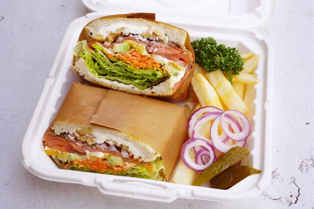 こちらも大好きな「自家製スモークサーモンサンド」（1600円）