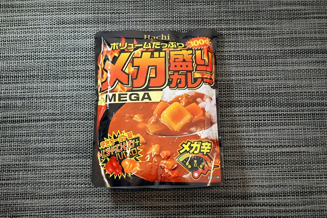 メガ盛りカレー　辛さ／甘口・中辛・辛口・大辛・メガ辛　内容量／300g　味はやや平凡だが、圧倒的なボリュームと充実した辛さ展開は秀逸。メガ辛はハバネロがガツンと効いており、汗がにじむ辛さレベル。100円以下で食べられる激辛カレーは貴重だ！