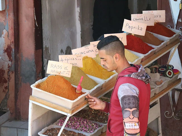 地震によりスパイス店では粉が散乱し、従業員が片付けに追われているそう