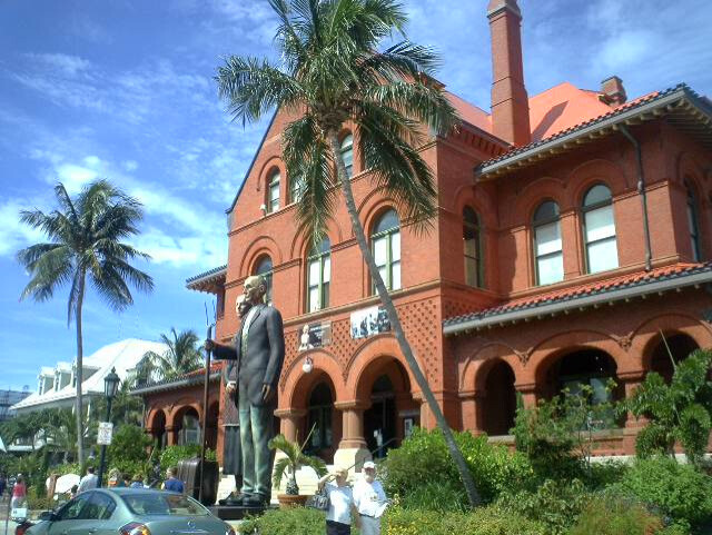 1891年築の旧税関博物館の前には画家グラント・ウッドが描いた有名な油絵「アメリカン・ゴシック」の彫像