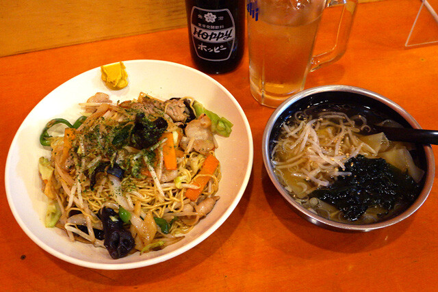 「しょうゆ焼麺 半ワンタンセット」（960円） 