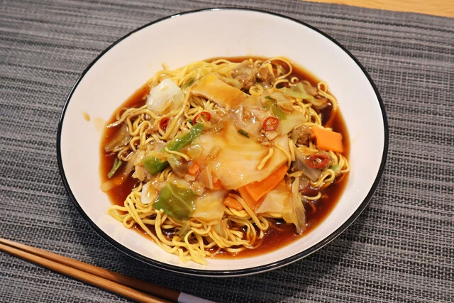 ファミマル スタミナあんかけ焼きそば カップ麺に熱湯を注ぎ、粉末スープが溶けたらすぐ麺を皿に取り出す。スープは鍋に移して水溶き片栗粉を加え加熱。とろみがついたら麺にぶっかけ、好きな具を添えれば完成!
