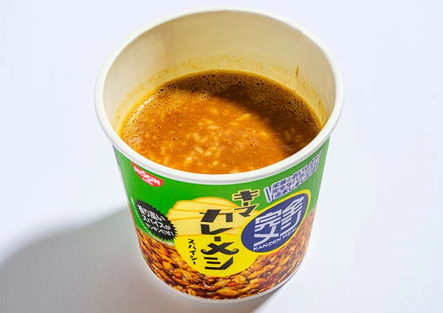 (18)完全メシ キーマカレーメシ スパイシー(日清食品)398円/コリアンダー、カルダモンなどのスパイスを利かせた、(17)のキーマ版。3人が口をそろえて絶賛した