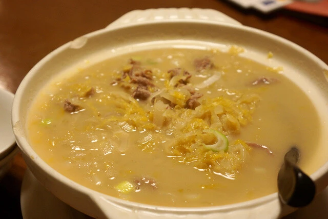 「ラム肉・カキ・漬け白菜の酸味土鍋」(1518円)