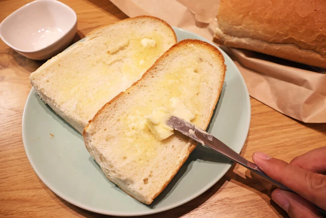 (2)パン! フランスパンを横半分に切り、トースターで軽く焦げ目がつくまで焼く。焼き上がったら取り出し、断面にバターを塗ろう。フランスパンの種類はお好みのものでOKだ