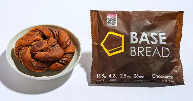 (5)ベースブレッド チョコレート(ベースフード)267円/チョコレート味のパン。3人からは「もう少しチョコレート風味が欲しかった」との声が相次いだ