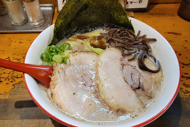 東京・武蔵境「ラーメン きら星」とんこつラーメン（1100円）　濃厚な味わいの豚骨スープと大ぶりなチャーシューが魅力。また、熟成された豚骨の香りが強烈で、さらに濃い味が楽しめる「2種盛りチャーシューどとんこつラーメン」（880円）もある