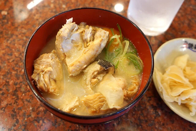 いろんな魚の身がたっぷりのあら汁  