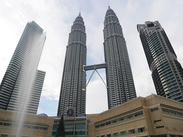 「ペトロナス・ツインタワー」と足元には大型ショッピングモール「スリアKLCC」