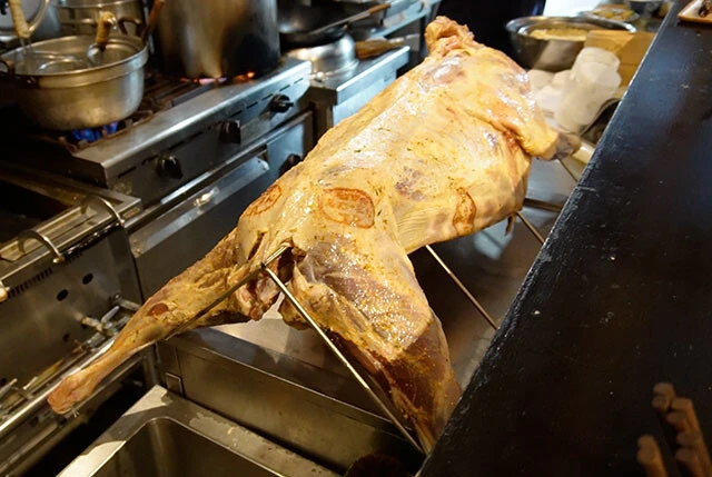 焼く前の羊丸ごと1頭！