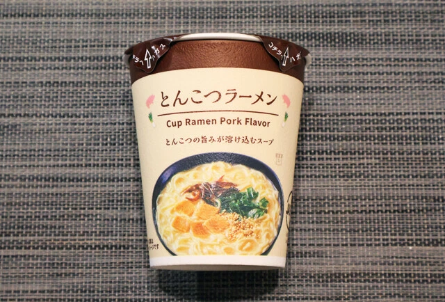とんこつラーメン　製造：日清食品　価格：148円　評価：★★★☆☆　真っすぐな細麺と、スープの香りや風味で本格豚骨ラーメン感を十分味わえる。具は少なめだが、その分、紅しょうがや辛子高菜などを添えたら化けそう
